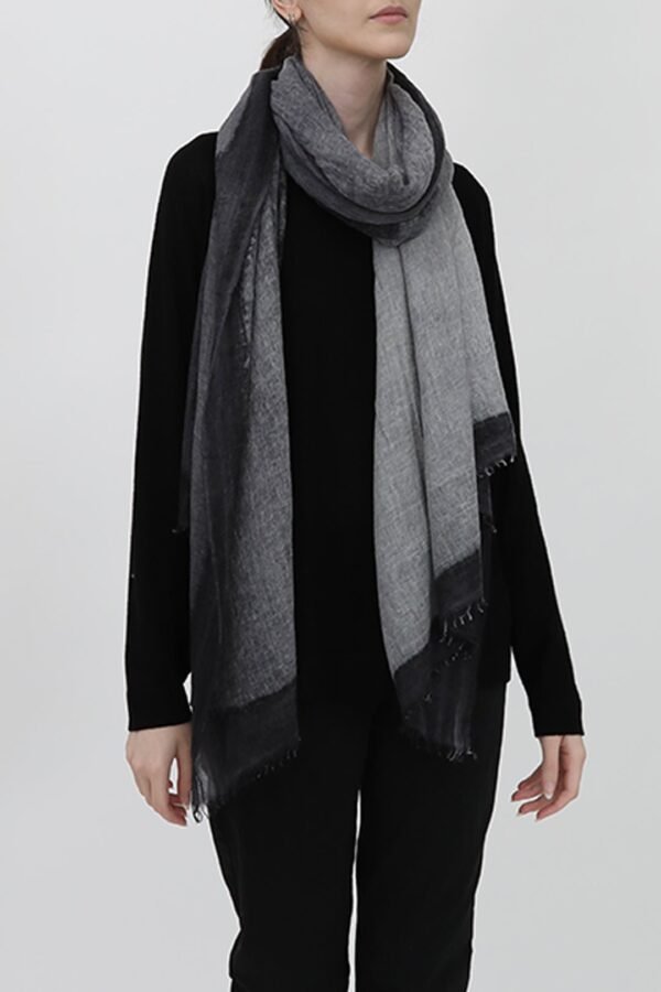 CHARCOAL SCARF IN HAND DYED CASHMERE - Image 2